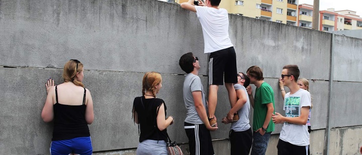 Schüler an der Mauergedänkstätte