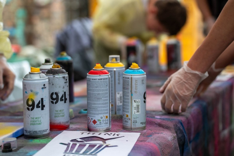 Verschiedene bunte Farbdosen für Graffiti und Streetart