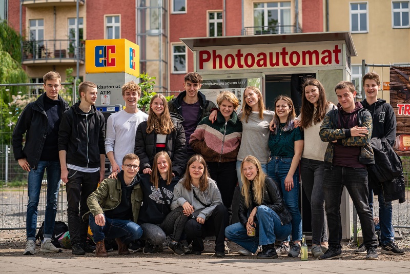 Klassenfahrt in Berlin - Schüler*innen vor einem Fotoautomat